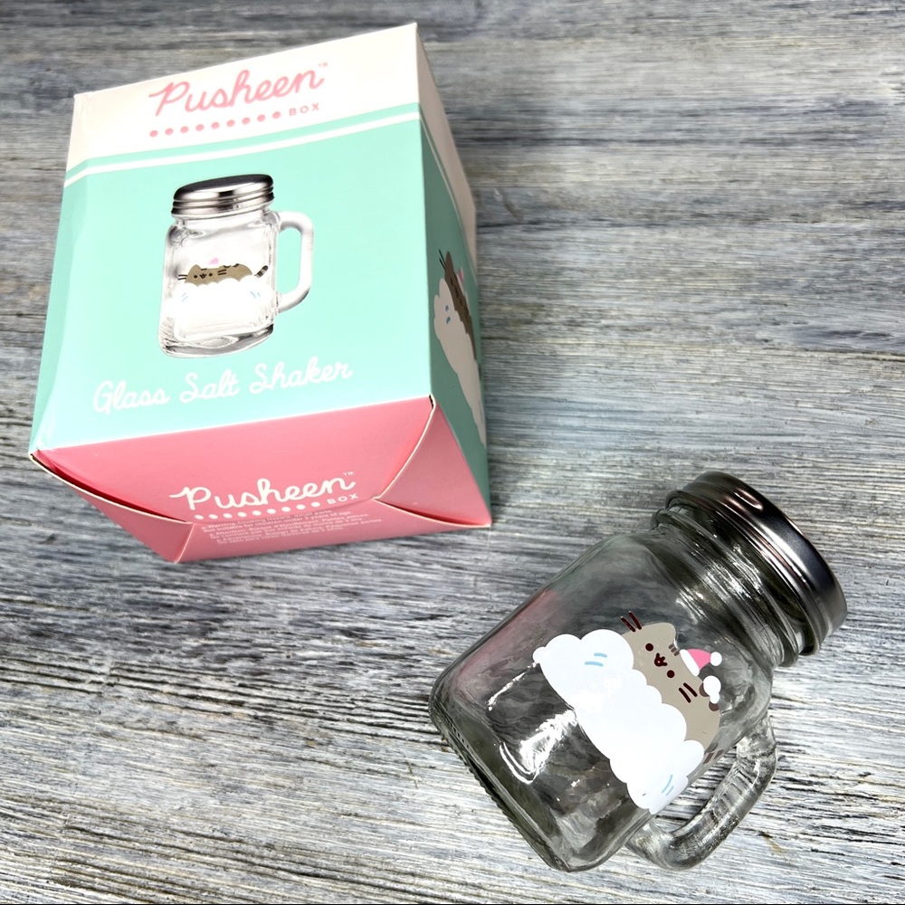 Pusheen Winter 2021 glass salt shaker